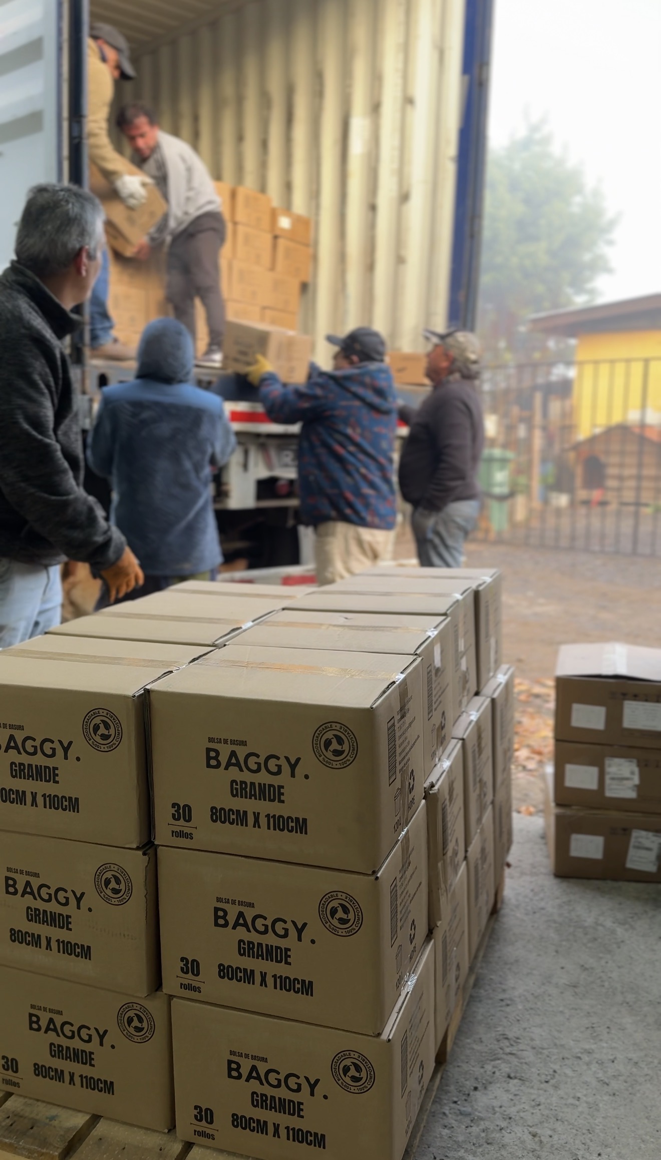 Equipo Baggy descargando contenedor